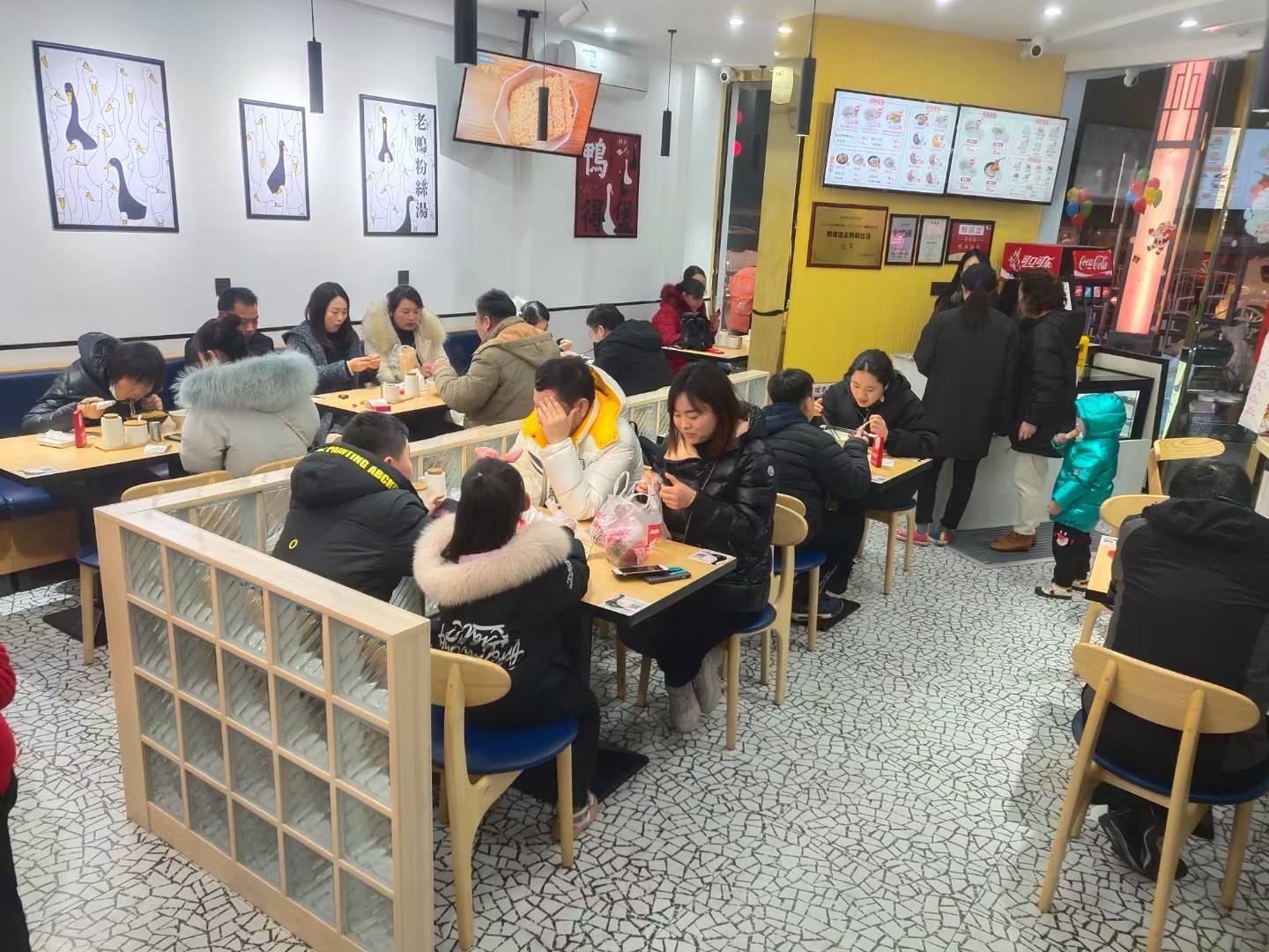 鴨得堡鴨血粉絲湯門店擴(kuò)張與餐飲管理策略探析